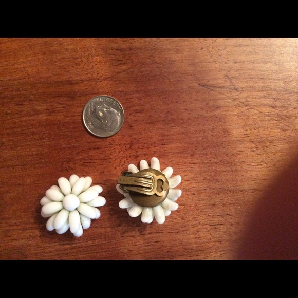Jewelry - White glass flower earrings